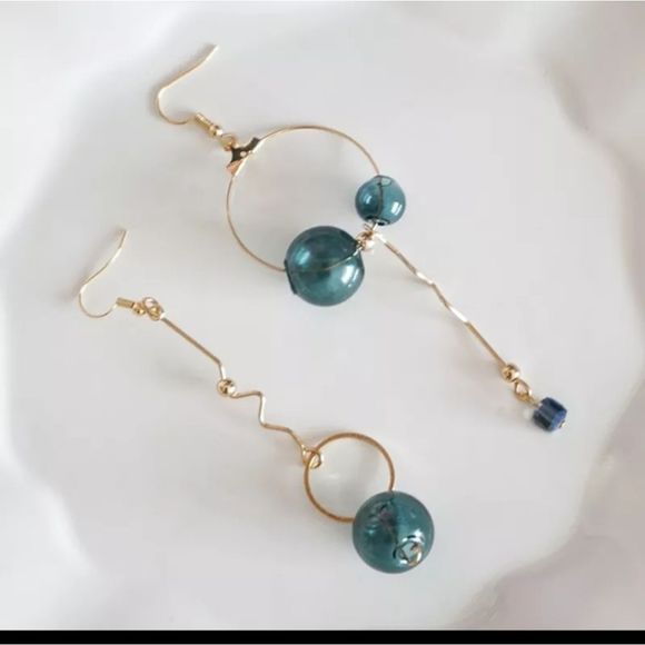 Gold titanium and green blown glass artisan asymmetrical boho art earrings new - Picture 6 of 8